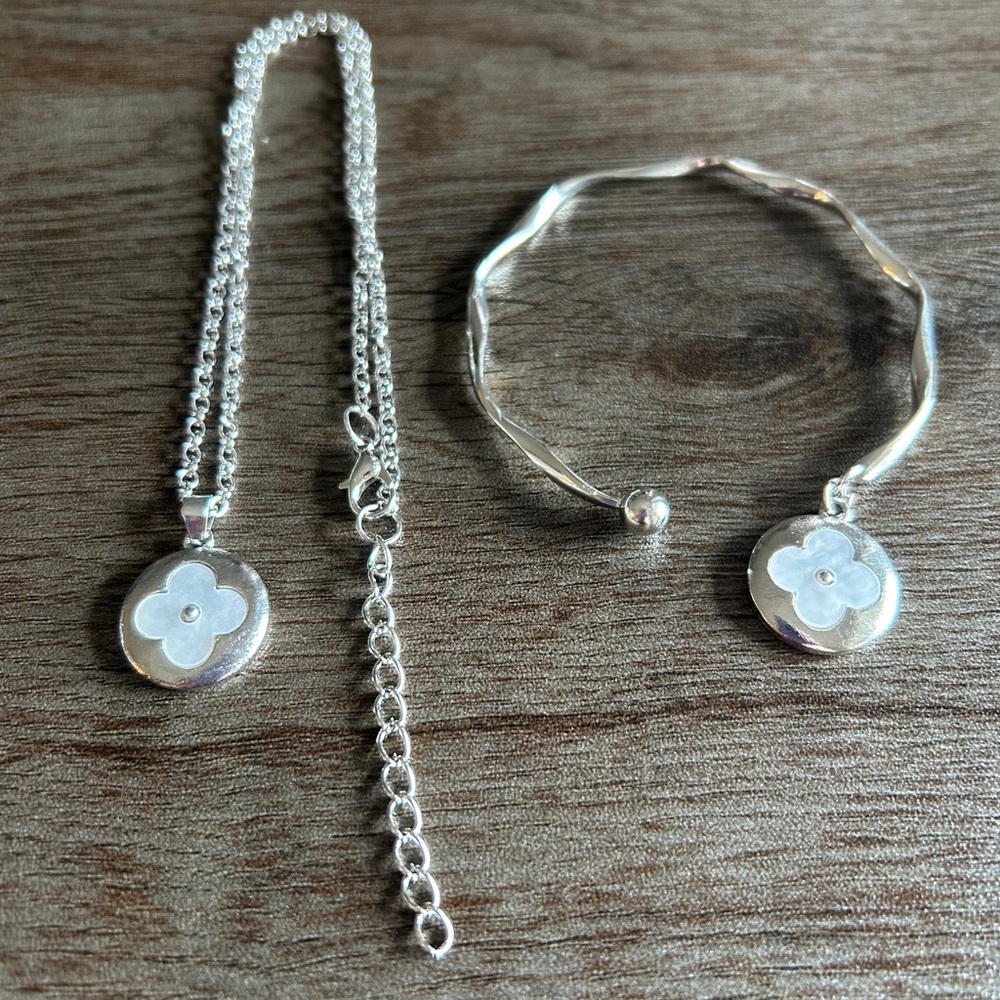 Trending Silver White Clover in Circle Pendant Necklace and Bracelet Set